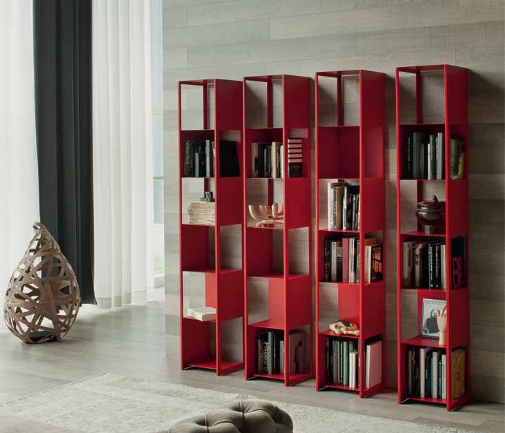 Estantes de libros inusuales en rojo
