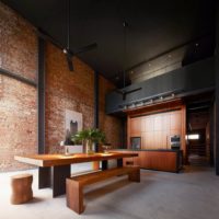 Plafond noir mat dans le hall de style industriel