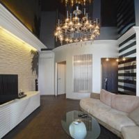 Lustre en cristal au plafond noir