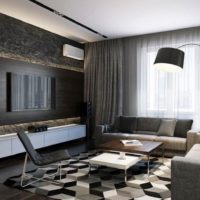 L'intérieur de la salle aux couleurs sombres
