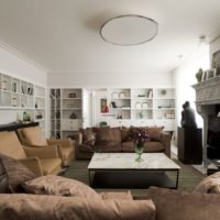 Plafond blanc lisse à l'intérieur de la salle