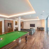 Table de billard dans le salon spacieux