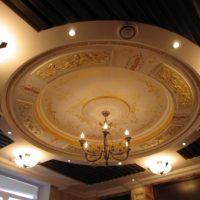 Stuc moulant dans la conception du plafond de la salle