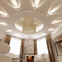 Original soulignant le plafond tendu