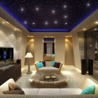 Étoiles sur le plafond tendu dans le salon