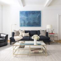 Poutres blanches au plafond d'un salon lumineux