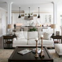 Colonnes dans le salon de style classique