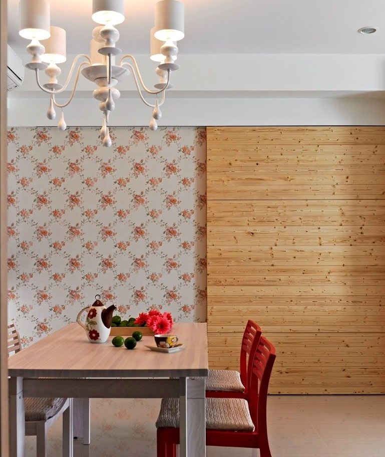 Panel decorativo de madera en la pared con papel tapiz floral
