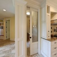 Porte coulissante dans la cuisine-salon