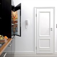 Porte lambrissée lumineuse de la cuisine au couloir