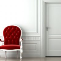 Chaise bourgogne dans un intérieur blanc