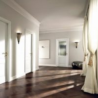 Rideaux blancs dans le couloir lumineux