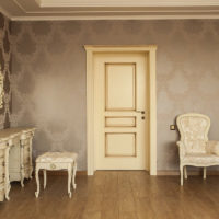 Porte à panneaux dans un intérieur classique