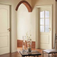 Vases en verre sur une table basse