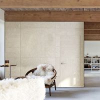 Fauteuil avec cape en fourrure