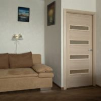 Canapé avec rembourrage beige dans le salon