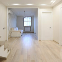 Stratifié clair dans le hall d'une maison de campagne