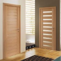 Portes laminées à l'intérieur du salon
