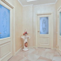 Vitrail bleu dans les portes en bois