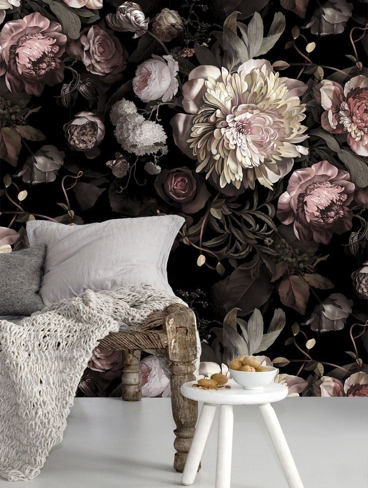 Papel tapiz floral brillante en la pared detrás de un sofá de madera