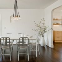 ampoules sur des cordes au lieu d'un lustre en cristal