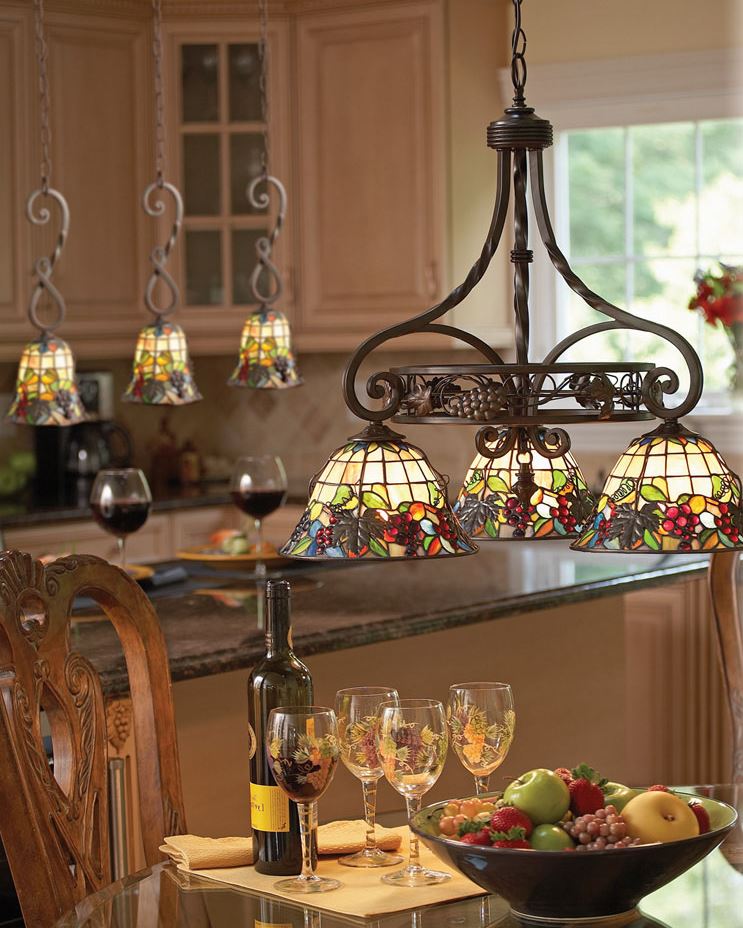 Lustre avec abat-jour en verre coloré sur un pendentif forgé
