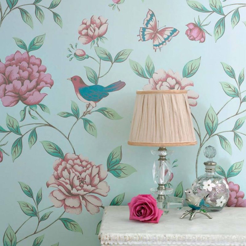 Papel tapiz floral en estilo vintage para el dormitorio de una casa privada.