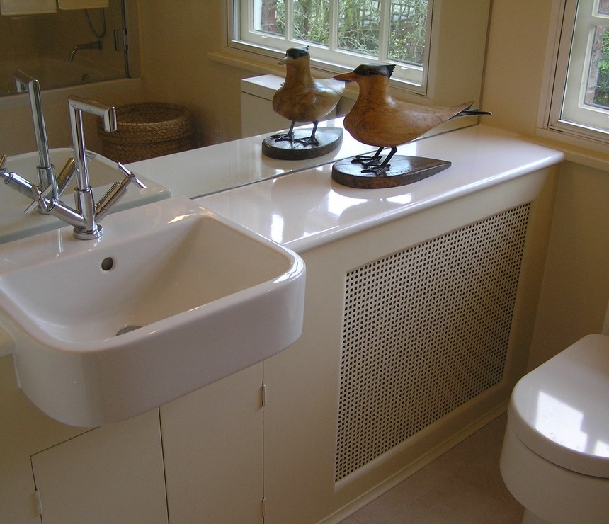 Cabinet pour un radiateur dans la salle de bain