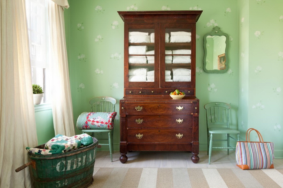 Commode marron sur fond de papier peint vert