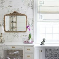 Miroir sur le mur avec papier peint à fleurs