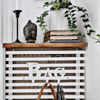 Étagère en bois au-dessus du radiateur
