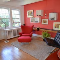 Mur rouge à l'intérieur du salon