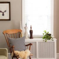 Vases décoratifs sur l'écran du radiateur