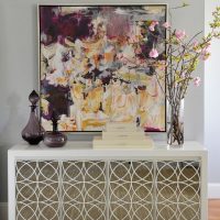 Décor de salon avec une image et des vases