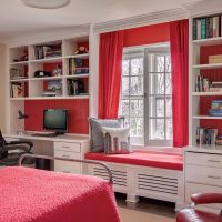 Etagère ouverte dans une chambre de fille
