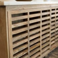 Écran en treillis de planches de bois sur une batterie chauffante