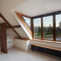 Banc en bois sur un radiateur de chauffage