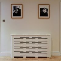 Deux photos sur un mur blanc