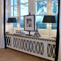 Décoration de rebord de fenêtre dans le salon d'une maison privée