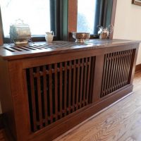 Écran en bois devant la fenêtre dans la chambre de style classique