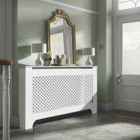 Miroir sur un boîtier décoratif d'un radiateur de chauffage