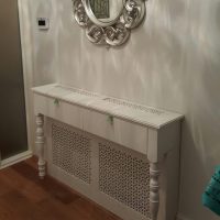 Écran décoratif avec les jambes frisées pour masquer le radiateur de chauffage
