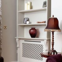 Commode classique avec tablettes ouvertes