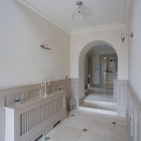 Couloir d'une maison privée aux couleurs vives