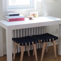 Une petite table devant la fenêtre dans la chambre des enfants