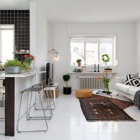 Tapis coloré sur le sol blanc du salon