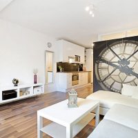 Plancher brun dans un appartement blanc