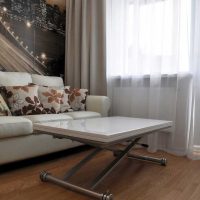 Table pliante devant un canapé dans le salon