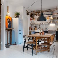 Table à manger pliante à l'intérieur d'un petit appartement