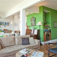 Murs verts dans une pièce au plafond blanc